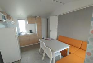Mobile Homes by KelAir at Camping Sylvamar的厨房或小厨房