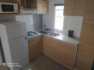 Mobile Homes by KelAir at Camping Sylvamar的厨房或小厨房