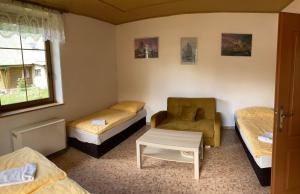 捷克布傑約維採的住宿－Apartmá Doubek，客房设有两张床、椅子和桌子。