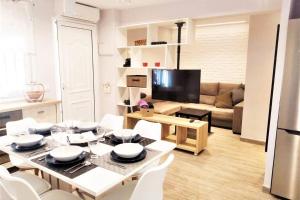 uma cozinha e sala de estar com mesa e cadeiras em La casita soleada - Gran Alacant em Santa Pola