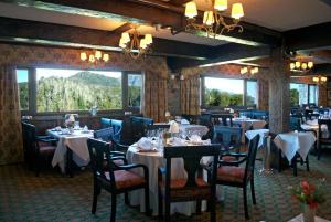 Um restaurante ou outro lugar para comer em Llao Llao Resort, Golf-Spa