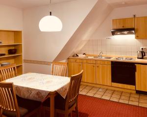 eine Küche mit Tisch und Spüle in der Unterkunft Cafe Gaubenhaus in Bad Fallingbostel