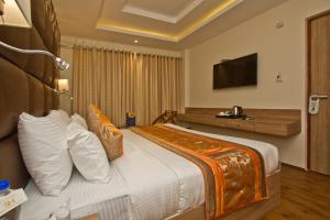 Un pat sau paturi într-o cameră la Hotel Avishi Greens, Manali