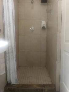 een badkamer met een douche en een douchegordijn bij Bonani B & B in Kaapstad