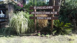 un cartel en un jardín frente a un patio en BUNGALOWS JAUREGUIBEACH, en Jaureguiberry