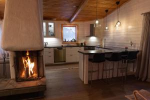 a kitchen with a fireplace in the middle of a room at Berggatan Villa - Lägenhet 1 in Funäsdalen