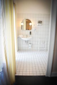 a bathroom with a sink and a mirror at Hotel am Landeshaus in Wiesbaden