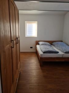 - une chambre avec 2 lits et une fenêtre dans l'établissement Ferienwohnung, à Bernau bei Berlin