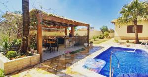 un cortile con piscina e una casa di Casa Pampulha a Belo Horizonte