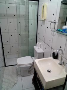uma casa de banho com um WC, um lavatório e um chuveiro em Apartamento Pé na Areia em São Bernardo do Campo