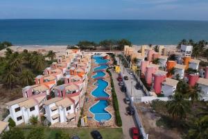 an aerial view of a water park next to the beach at Paraiso de Maracajaú 1 in Maracajaú