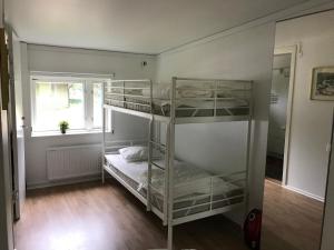 Postel nebo postele na pokoji v ubytování Hällestrand Seaview Apartment
