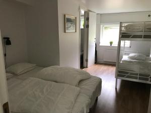 Postel nebo postele na pokoji v ubytování Hällestrand Seaview Apartment