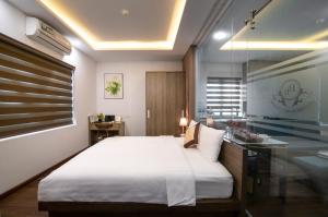 Bao Hung Hotel & Apartment - Tran Thai Tong في هانوي: غرفة نوم فيها سرير ومغسلة