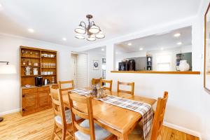 cocina y comedor con mesa de madera y sillas en Casa Okemo, en Ludlow