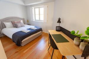 - une petite chambre avec un lit et une table dans l'établissement Duplex Douro River, à Porto