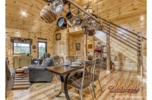 comedor y sala de estar en una cabaña de madera en Bear Bottom View, en Sevierville