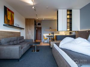 una camera con letto e divano e una cucina di TATRA SUITES Luxury Studio A303 a Starý Smokovec