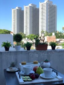 bandeja de fruta en una mesa del balcón en Novum Suites en Córdoba