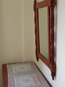 a mirror on a wall next to a table at Departamento 6 personas con vista al mar in Mar de Ajó