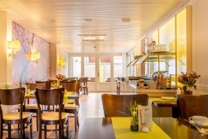 une salle à manger avec tables et chaises et un restaurant dans l'établissement Hotel zum Kuhhirten, à Brême