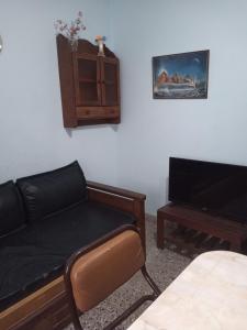 ein Wohnzimmer mit einem Sofa und einem Tisch in der Unterkunft Departamento 6 personas con vista al mar in Mar de Ajó