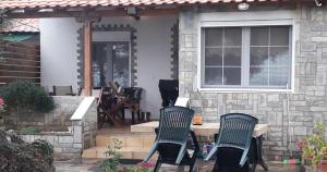Patio alebo iná vonkajšia časť ubytovania Aegialis