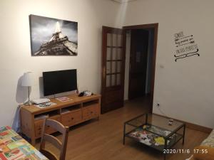 Televízia a/alebo spoločenská miestnosť v ubytovaní Apartamento TISARE wifi