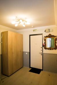 a room with a door and a mirror on the wall at Baza otdyha Polushkino in Spas-Klepiki