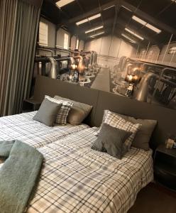 ein Schlafzimmer mit einem Bett mit einer karierten Decke in der Unterkunft Wärdshuset Bredaryd in Bredaryd