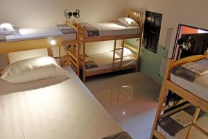 um dormitório com três beliches em Gagaka Rua hostel em Santa Marta