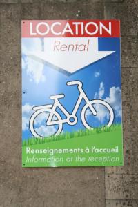 a sign on a wall that says retention rental at Logis Hostellerie Bressane in Saint-Germain-du-Bois
