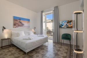 Postel nebo postele na pokoji v ubytování Sikelia Suites