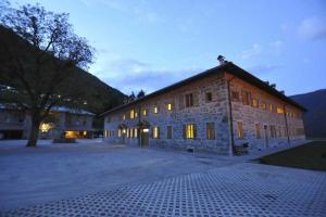 een groot stenen gebouw met lichten aan bij Dimora di frate Sole in Terzolas