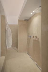 Ванна кімната в Sikelia Suites