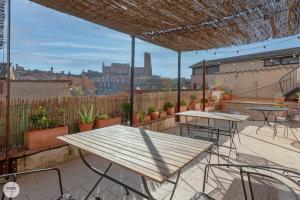 un patio con tavoli e sedie all'ultimo piano di Villa Caroline - Chambres d'Hôtes ad Albi