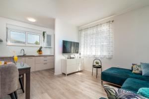 Televízia a/alebo spoločenská miestnosť v ubytovaní Luxury View Apartment Trogir