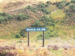 a blue street sign with the words battle an or at Bannockburn Inn in Helmsdale