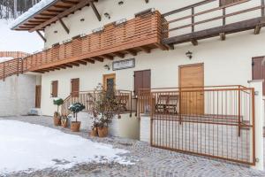 budynek z bramą i balkonem w obiekcie Wellness Lodge Riccardo w mieście Santa Giuliana