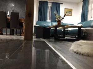 Predel za sedenje v nastanitvi Planinski biser Mokra Gora