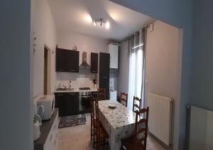 Η κουζίνα ή μικρή κουζίνα στο Meublé 2 chambres Wifi balcon 52m2 Centre La Bourboule +5 φωτογραφίες