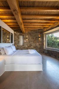 Ένα ή περισσότερα κρεβάτια σε δωμάτιο στο Mykonos AG Villas in Ftelia Beach