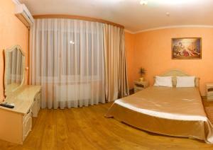 Una cama o camas en una habitación de De Luxe