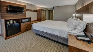 A bed or beds in a room at Holiday Inn Express Memphis Medical Center - Midtown, an IHG Hotel