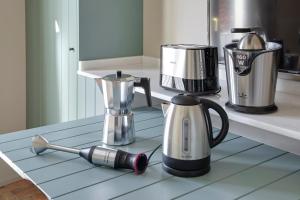 a blender and a coffee maker on a counter at Pamplonapartments Pozo Blanco in Pamplona