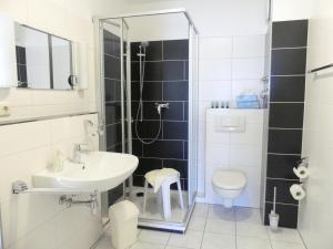 Koupelna v ubytování Apartmenthaus Binzer Sterne Haus 1