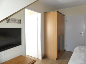 TV a/nebo společenská místnost v ubytování Apartmenthaus Binzer Sterne Haus 1