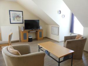 TV a/nebo společenská místnost v ubytování Apartmenthaus Binzer Sterne Haus 1