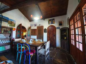 a dining room with a wooden table and chairs at Capricho Asturiano in Santo Antônio do Leite