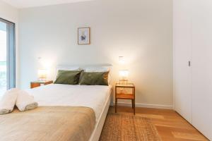 سرير أو أسرّة في غرفة في Benfica Prime Terrace by Homing